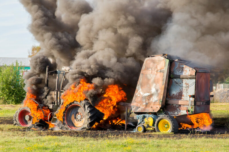 Brand eines Traktors mit Anhänger (Adobe Stock "79858163")
